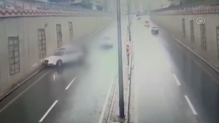 a Kahramanmaraş'ta yolda gezinen yaya kazaya davetiye çıkardı