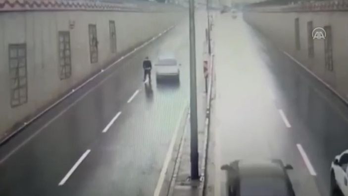 a Kahramanmaraş'ta yolda gezinen yaya kazaya davetiye çıkardı