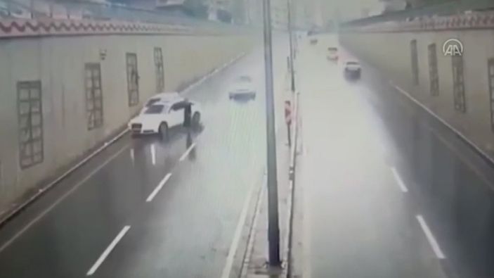 a Kahramanmaraş'ta yolda gezinen yaya kazaya davetiye çıkardı