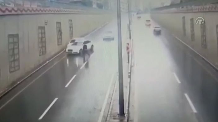 a Kahramanmaraş'ta yolda gezinen yaya kazaya davetiye çıkardı