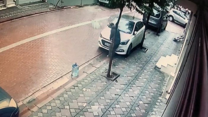 İstanbul'da hırsız, arabanın marka amblemini çaldı