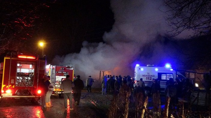 Sinop'ta ahşap ev küle döndü