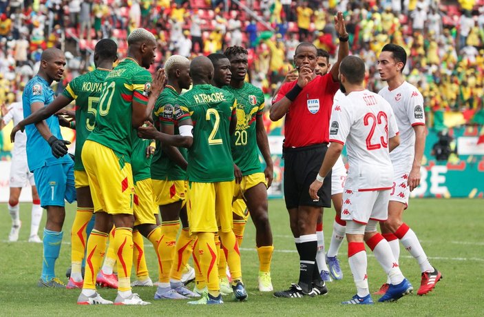 Afrika Uluslar Kupası'nda hakem skandalı