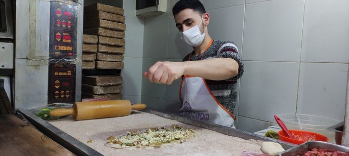 Bursa'da et kullanılmadan lahmacun yapıldı