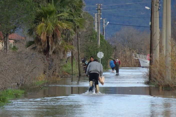 Muğla'da caddeler sular altında kaldı
