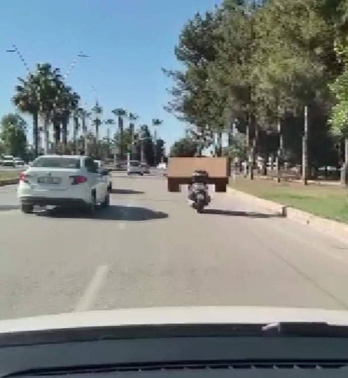 Adana'da motosikletiyle masa taşıdı