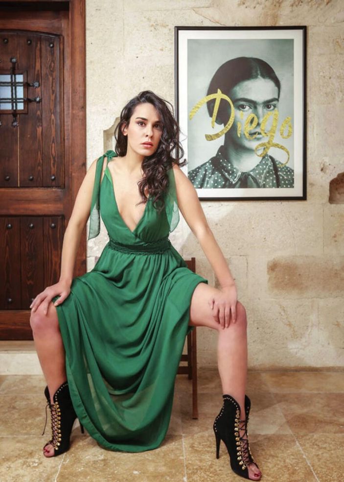 Arka Sokaklar'ın Avukat Başak'ı Perihan Ünlücan Instagram'da bambaşka! Cesur pozları baş döndürüyor