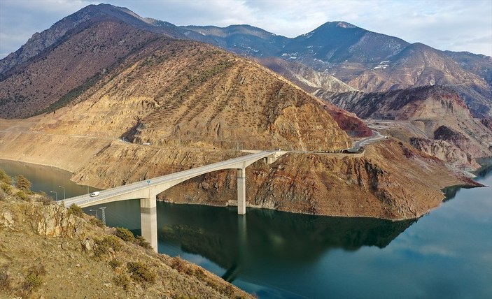 Artvin-Ardahan karayolundaki köprünün yüksekliği 125 metre