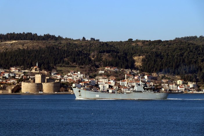 Rus savaş gemisi Çanakkale Boğazı'ndan geçti