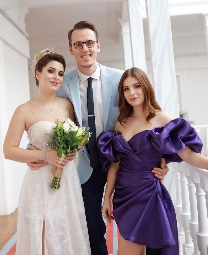 Sihirli Annem Çilek'in 'sarışın' ablasına bakın! Göğüs dekoltesi sosyal medyayı salladı