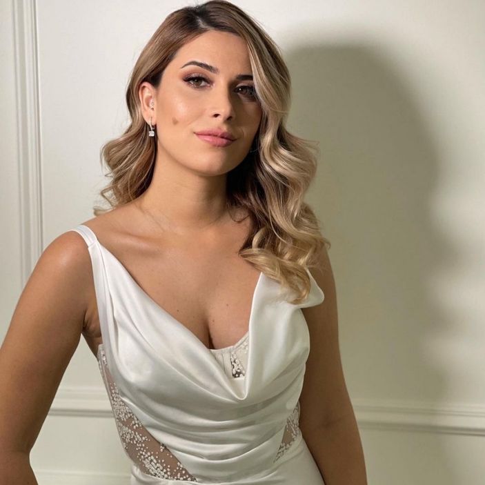 Sihirli Annem Çilek'in 'sarışın' ablasına bakın! Göğüs dekoltesi sosyal medyayı salladı