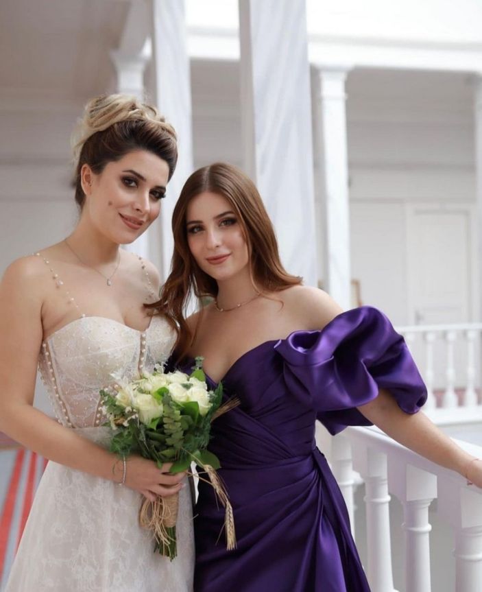 Sihirli Annem Çilek'in 'sarışın' ablasına bakın! Göğüs dekoltesi sosyal medyayı salladı