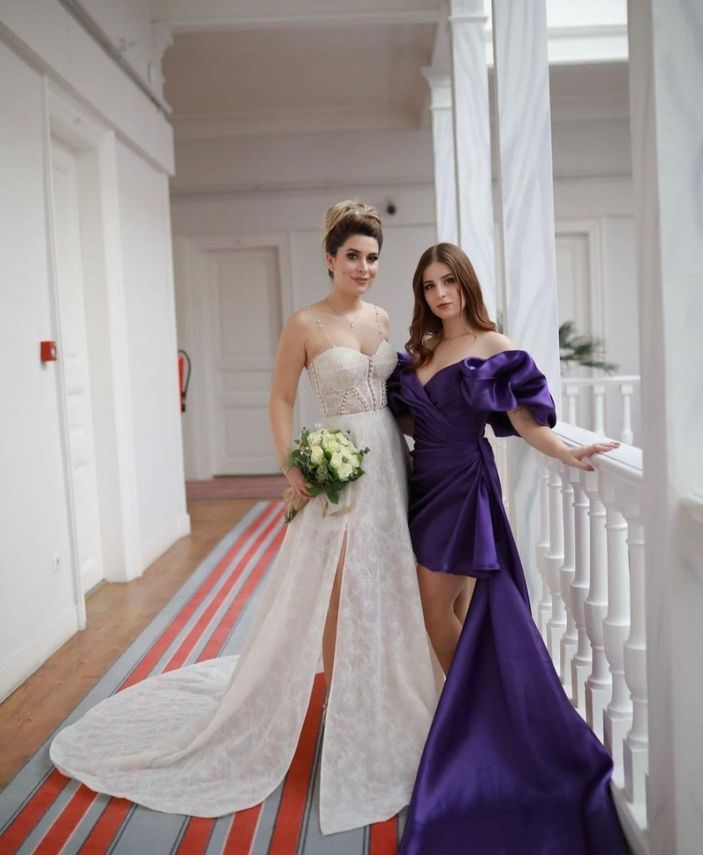 Sihirli Annem Çilek'in 'sarışın' ablasına bakın! Göğüs dekoltesi sosyal medyayı salladı