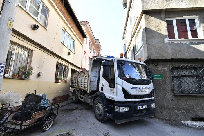 Bursa’da, evden 3 kamyon çöp çıkarıldı