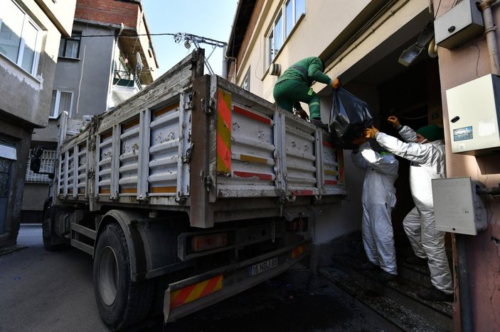 Bursa’da, evden 3 kamyon çöp çıkarıldı