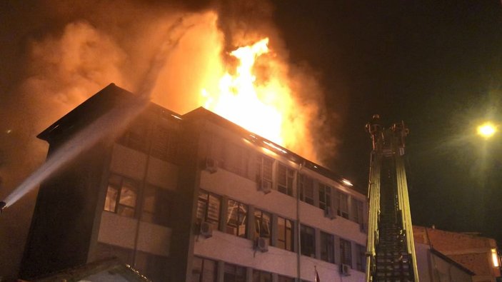Kastamonu'da bir evde çıkan yangın kamu binasına zarar verdi