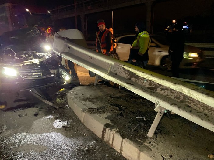 Eyüpsultan'da bariyere giren otomobilin sahibi aracını bırakıp kaçtı