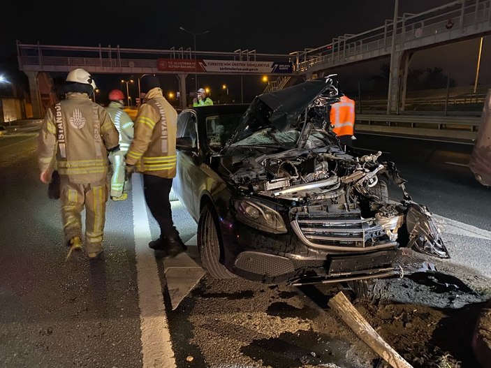 Eyüpsultan'da bariyere giren otomobilin sahibi aracını bırakıp kaçtı