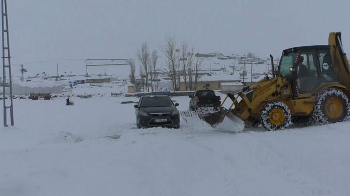 i Kars’ta yolda mahsur kalan öğretmenler kurtarıldı