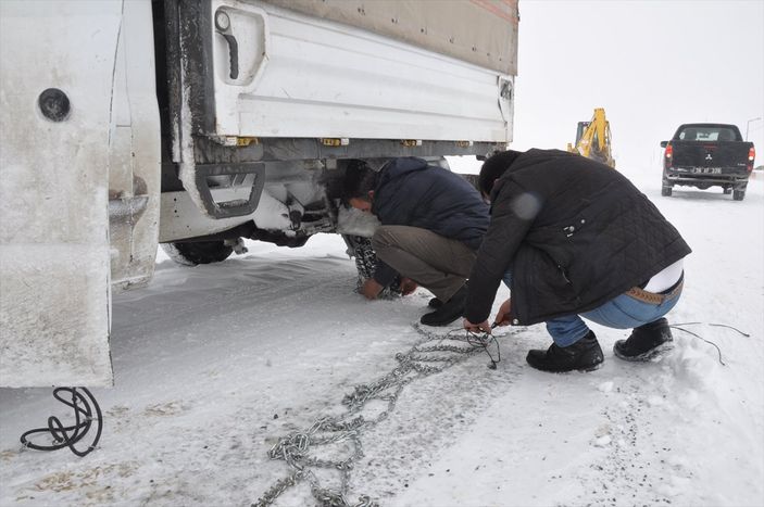 a Kars’ta yolda mahsur kalan öğretmenler kurtarıldı