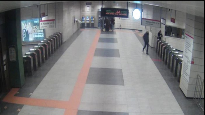 Kadıköy metrosundaki bıçaklı saldırganın yeni görüntüleri ortaya çıktı