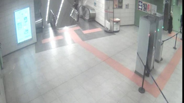 Kadıköy metrosundaki bıçaklı saldırganın yeni görüntüleri ortaya çıktı