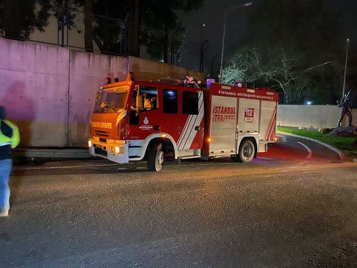 Eyüpsultan'da bariyere giren otomobilin sahibi aracını bırakıp kaçtı