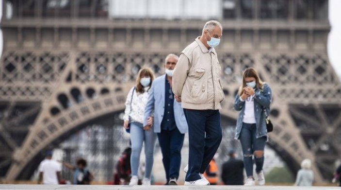 Paris'te maske takma zorunluluğu kaldırıldı