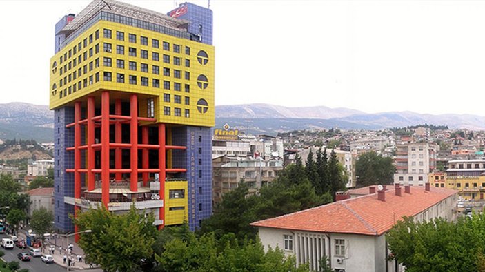 Kahramanmaraş'ta dünyanın en saçma binasına 'saç traşlı' veda