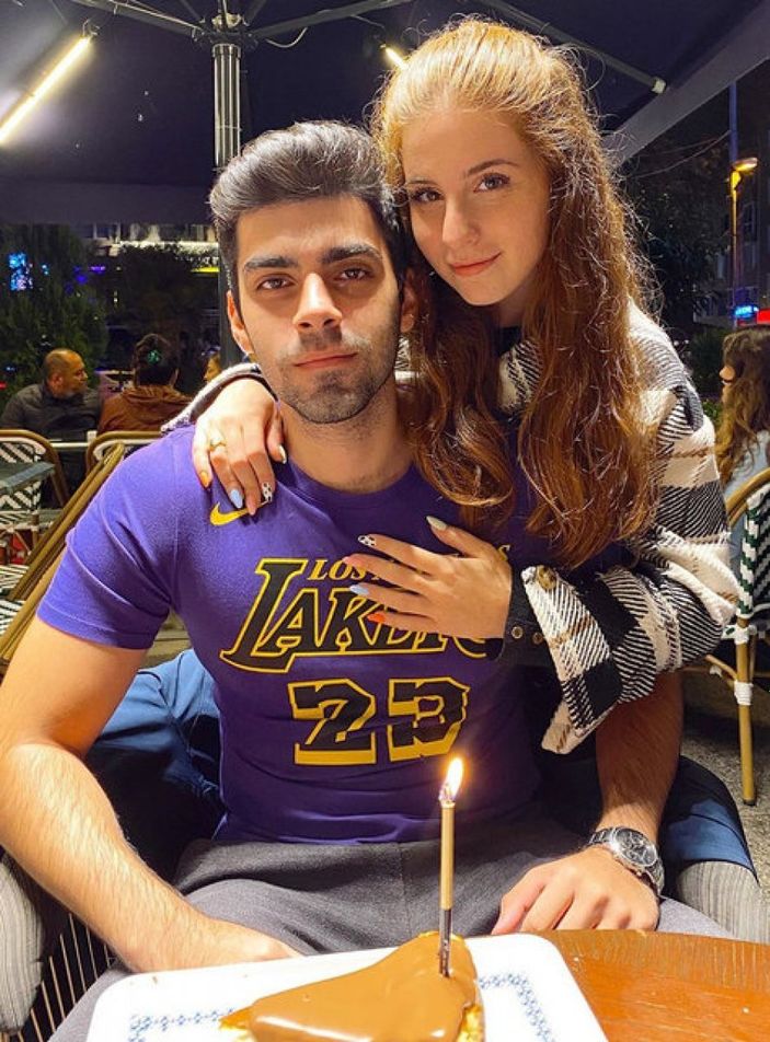 Sihirli Annem Çilek'in 'sarışın' ablasına bakın! Göğüs dekoltesi sosyal medyayı salladı