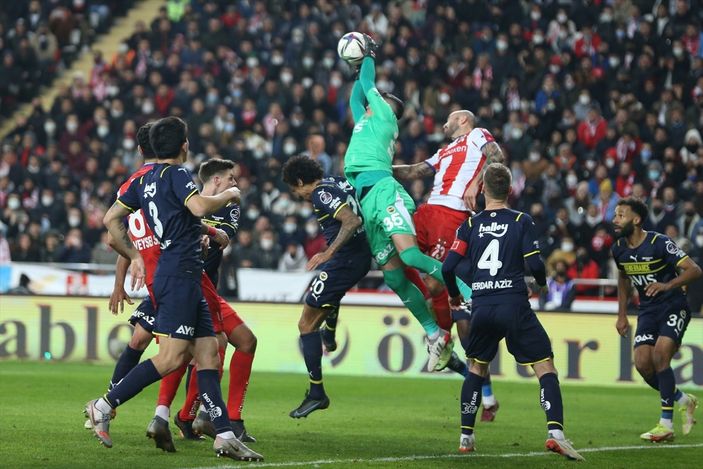 Fenerbahçe'de Berke Özer sakatlandı