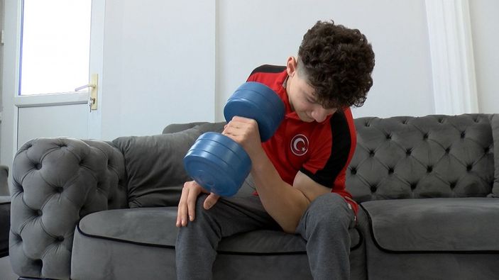 d Bursa’da bedensel engelli sporcu, bilek güreşinde dünya şampiyonu oldu