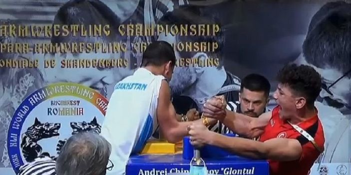 d Bursa’da bedensel engelli sporcu, bilek güreşinde dünya şampiyonu oldu