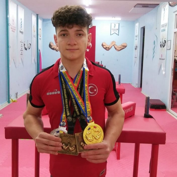 d Bursa’da bedensel engelli sporcu, bilek güreşinde dünya şampiyonu oldu