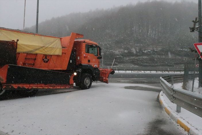 a Bolu Dağı'nda kar yağışı ve sis etkisini gösterdi
