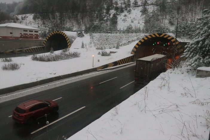 a Bolu Dağı'nda kar yağışı ve sis etkisini gösterdi