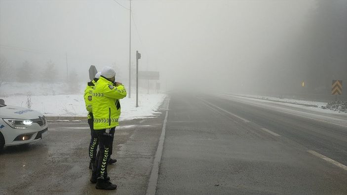 a Bolu Dağı'nda kar yağışı ve sis etkisini gösterdi