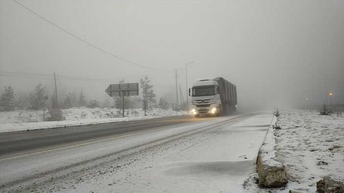 a Bolu Dağı'nda kar yağışı ve sis etkisini gösterdi