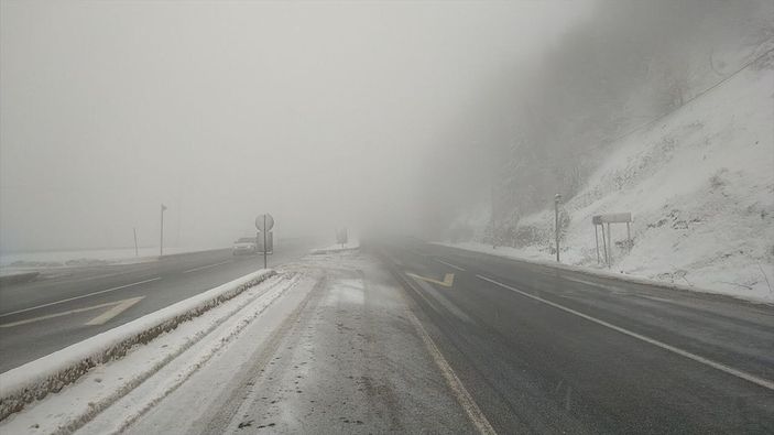 a Bolu Dağı'nda kar yağışı ve sis etkisini gösterdi
