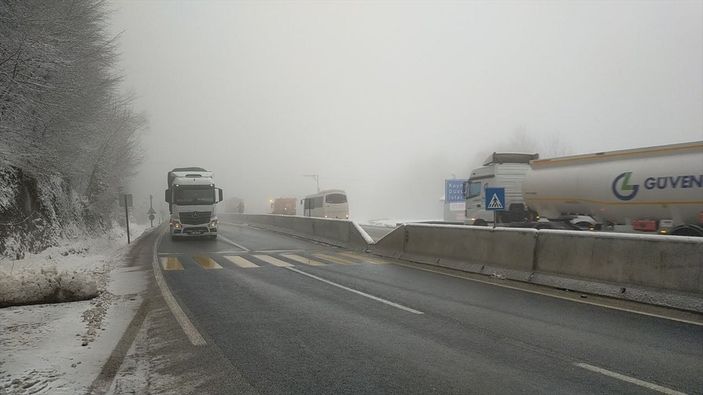 a Bolu Dağı'nda kar yağışı ve sis etkisini gösterdi