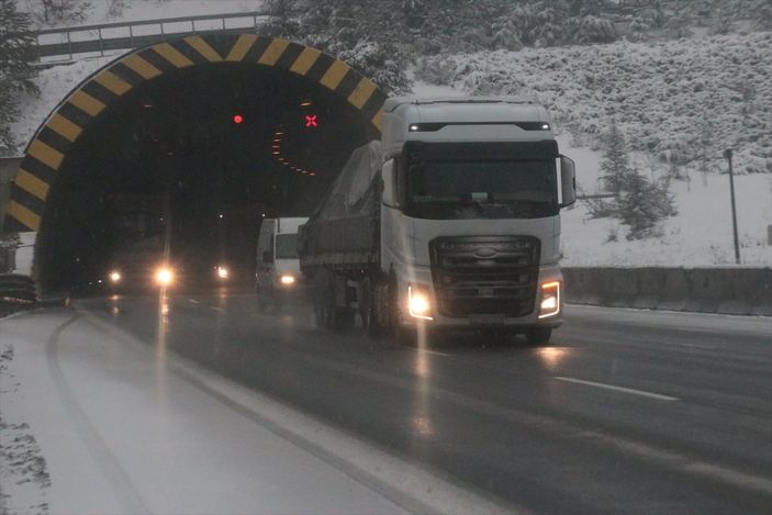 a Bolu Dağı'nda kar yağışı ve sis etkisini gösterdi