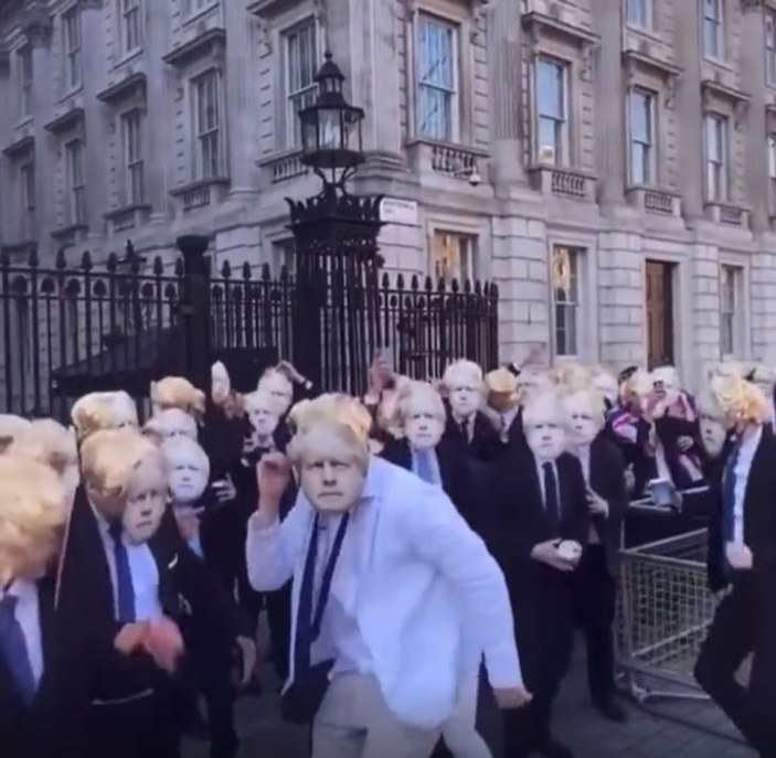İngiltere'de Boris Johnson'a parti tepkisi