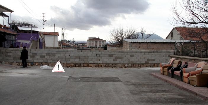 Kayseri'de belediye ile anlaştı, arazisindeki duvarı yıktırdı