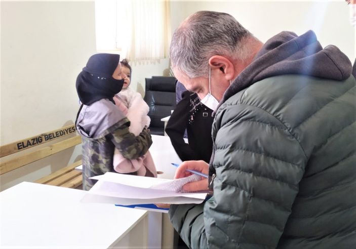 Elazığ'da foyası ortaya çıkan dilenciye, vatandaş para vermeye devam etti