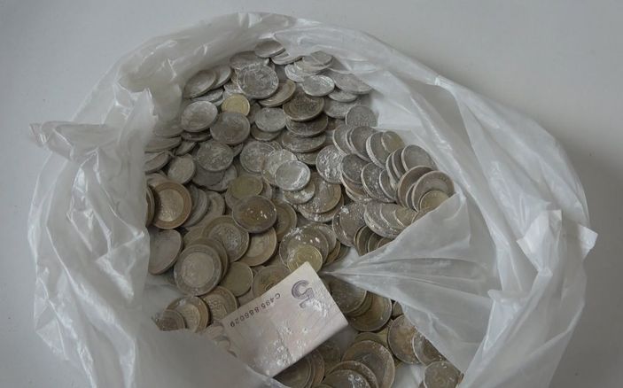 Elazığ'da foyası ortaya çıkan dilenciye, vatandaş para vermeye devam etti