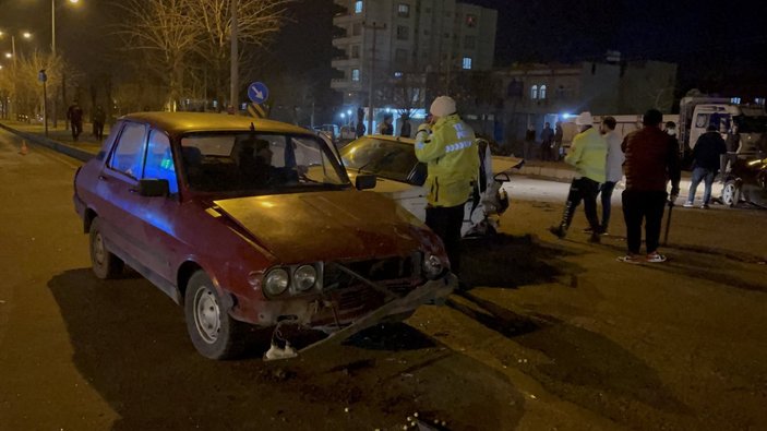 Şanlıurfa'da 3 araç birbirine girdi: 4 yaralı