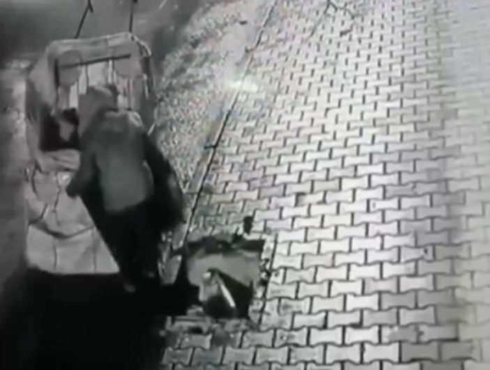 Bağcılar’da kağıt toplayıcısı rögar kapağını çaldı