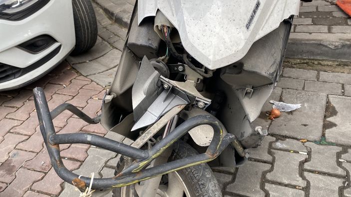 i Kağıthane’de süratli seyreden moto kurye taksiye çarptı