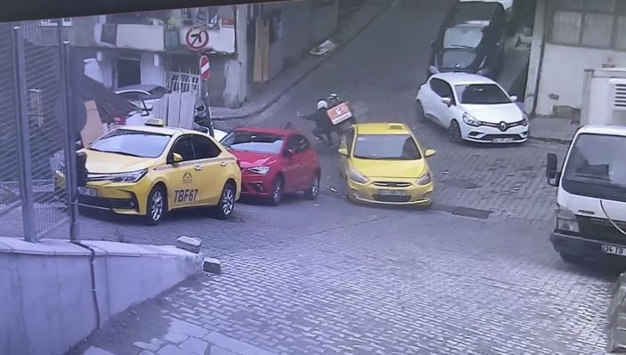 i Kağıthane’de süratli seyreden moto kurye taksiye çarptı