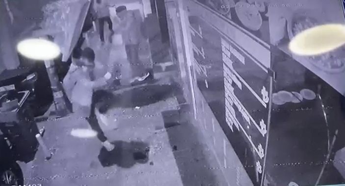 İ Kağıthane'de döverek sürüklenen genç tabancayla vuruldu